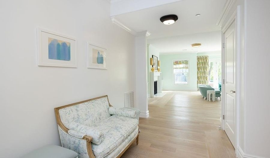 78 Rhode Island Ave 6, Newport, RI 02840 - 2 Beds, 2 Bath