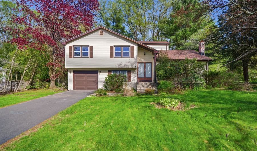 218 Woodland Ave, Bloomfield, CT 06002 - 4 Beds, 2 Bath