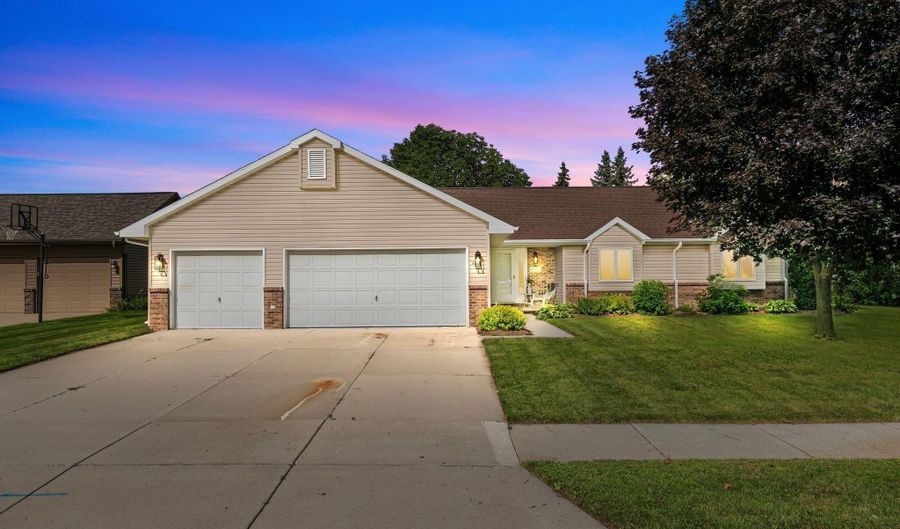 3529 N CHAPPELL Dr, Appleton, WI 54914 - 3 Beds, 4 Bath