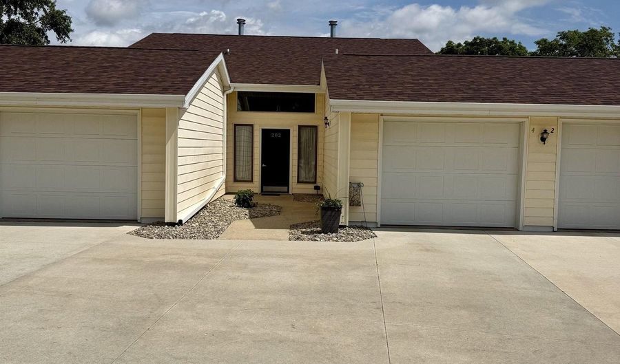 202 E 22nd St Unit 4, Atlantic, IA 50022 - 2 Beds, 2 Bath
