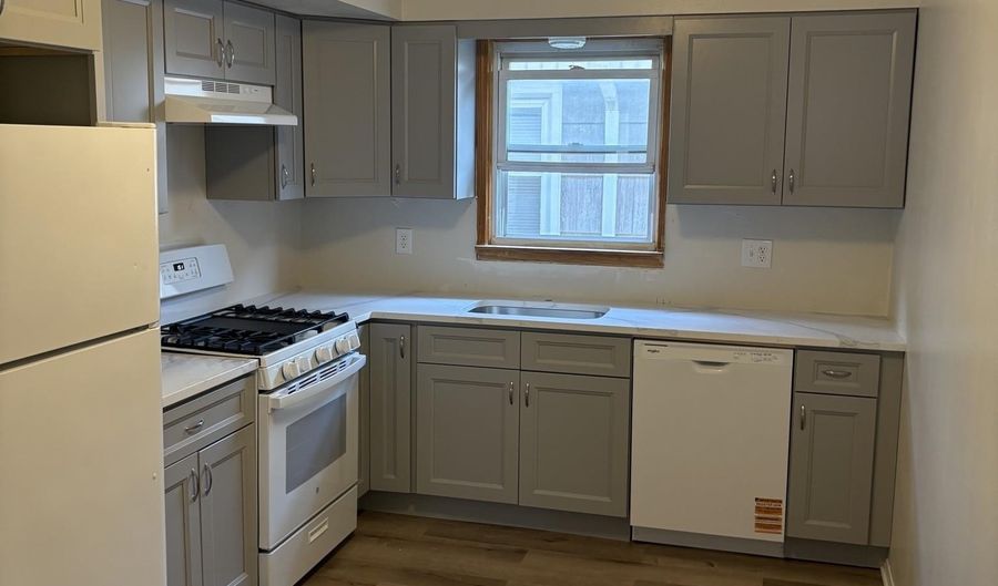 37 W 7TH St 2, Bayonne, NJ 07002 - 3 Beds, 2 Bath