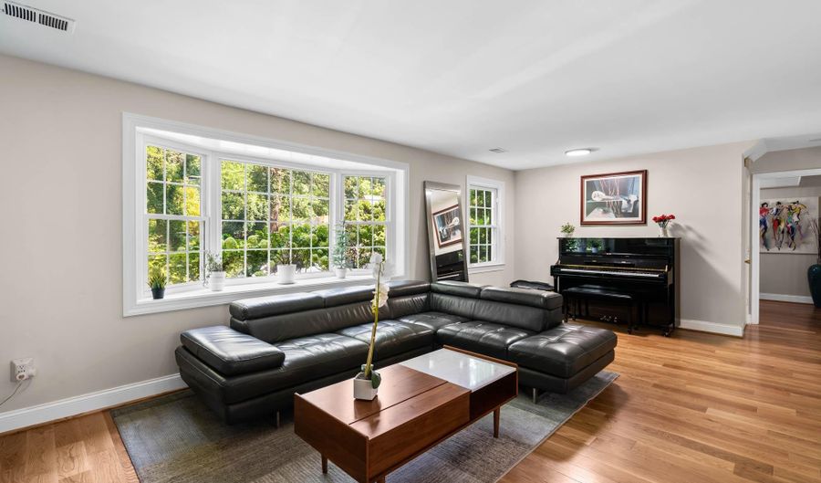 5801 DEVONSHIRE Dr, Bethesda, MD 20816 - 5 Beds, 3 Bath