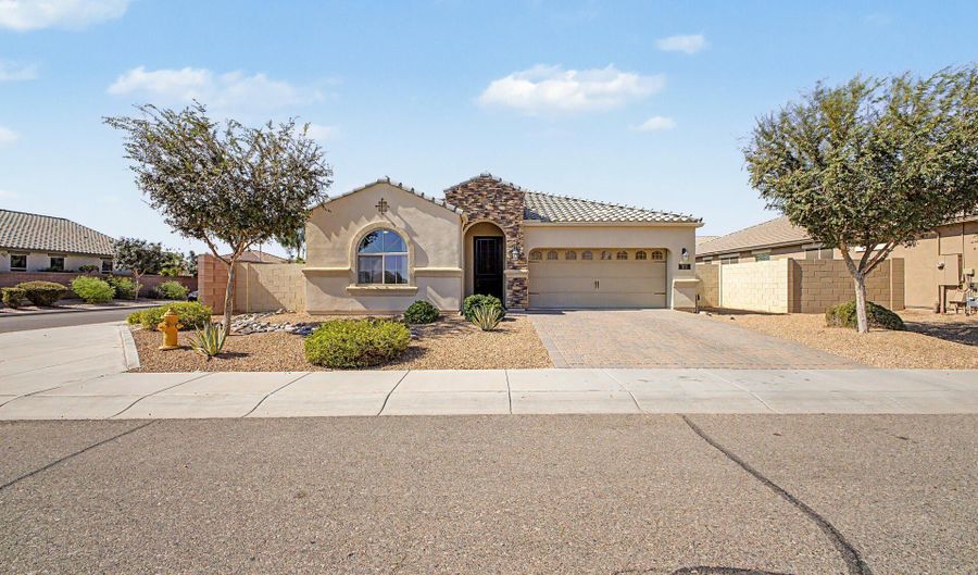 172 E CRESCENT Pl, Chandler, AZ 85249 - 5 Beds, 3 Bath