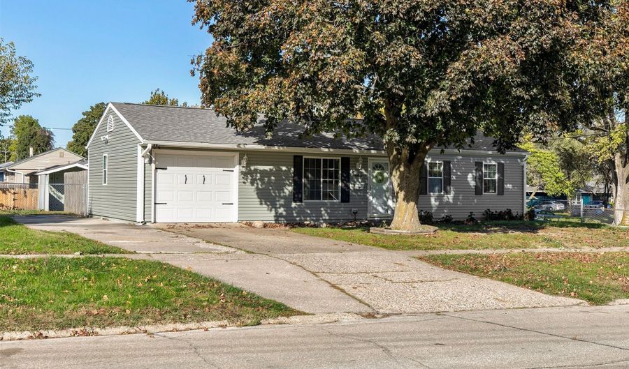 605 6th Street Pl SE, Altoona, IA 50009 - 3 Beds, 2 Bath
