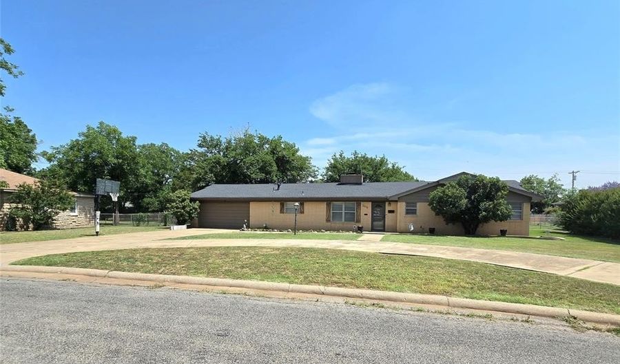 2015 Willard Dr, Altus, OK 73521 - 3 Beds, 2 Bath