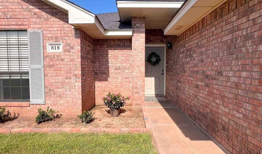 818 S OAK St, Archer City, TX 76351 - 3 Beds, 2 Bath