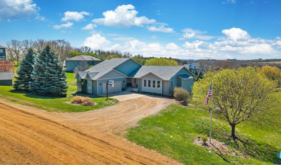 8409 Sunset Cir, Brandon, SD 57005 - 4 Beds, 3 Bath