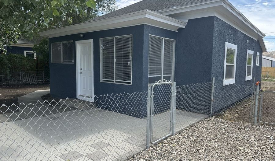 913 Main St, Carlin, NV 89822 - 2 Beds, 2 Bath