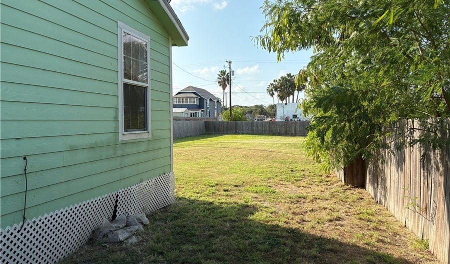 818 S Arch St, Aransas Pass, TX 78336 - 2 Beds, 1 Bath