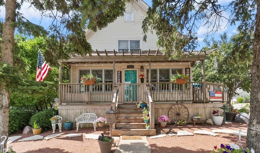 1084 Main St, Antioch, IL 60002 - 3 Beds, 3 Bath