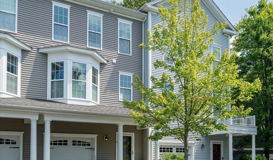 5 Brinscall Ct 5, Danbury, CT 06810 - 2 Beds, 3 Bath