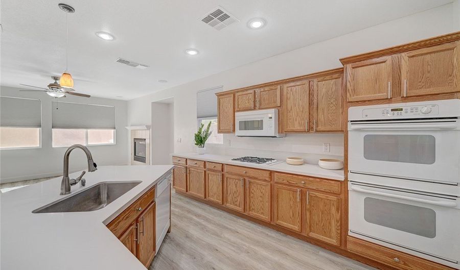 7605 Tiny Tortoise St, Las Vegas, NV 89149 - 5 Beds, 4 Bath