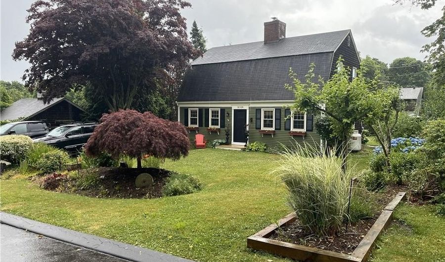 7 Boulevard E, Middletown, RI 02842 - 3 Beds, 2 Bath