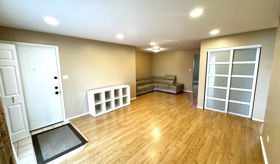 2215 Nichols Rd C, Arlington Heights, IL 60004 - 2 Beds, 2 Bath