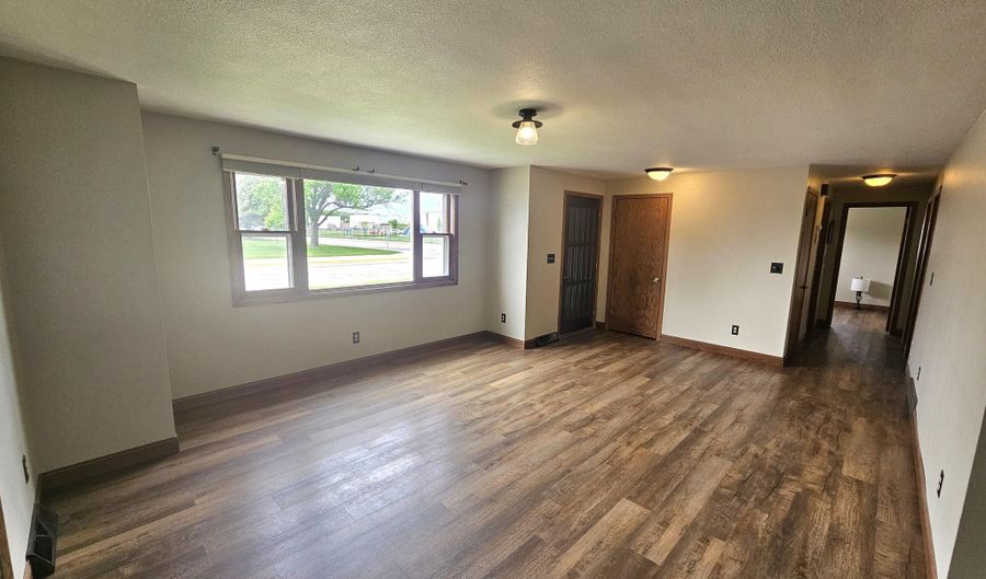 1403 S Lloyd St, Aberdeen, SD 57401 - 3 Beds, 2 Bath