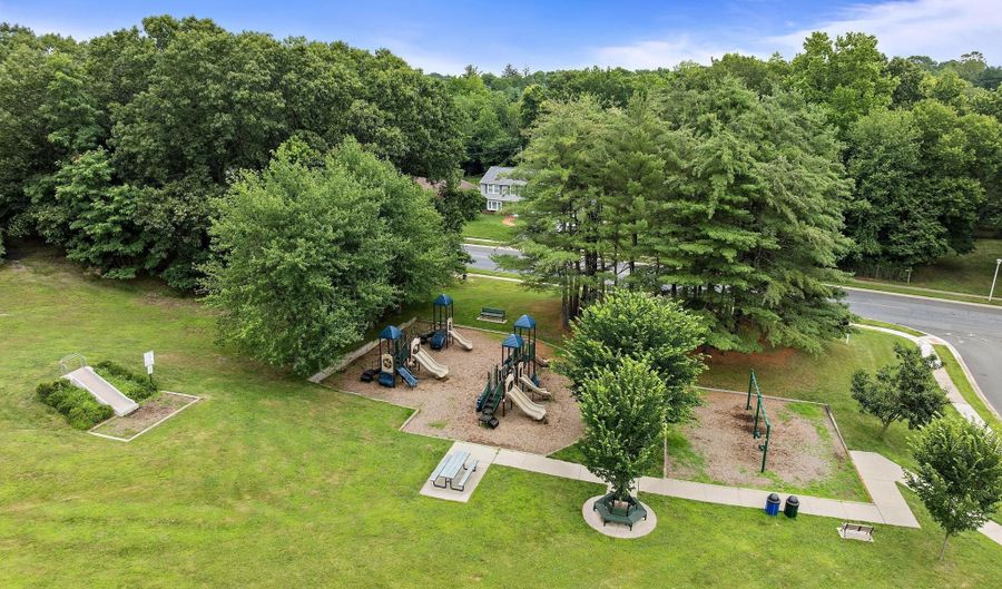 140 Idlebrook Ln, Aberdeen, NJ 07747 - 4 Beds, 3 Bath