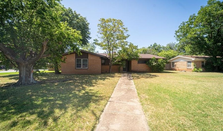 3301 Green Acres Rd, Abilene, TX 79605 - 3 Beds, 2 Bath