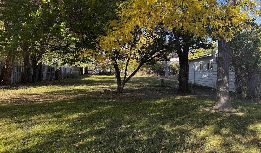 1525 19th St, Cody, WY 82414 - 3 Beds, 1 Bath