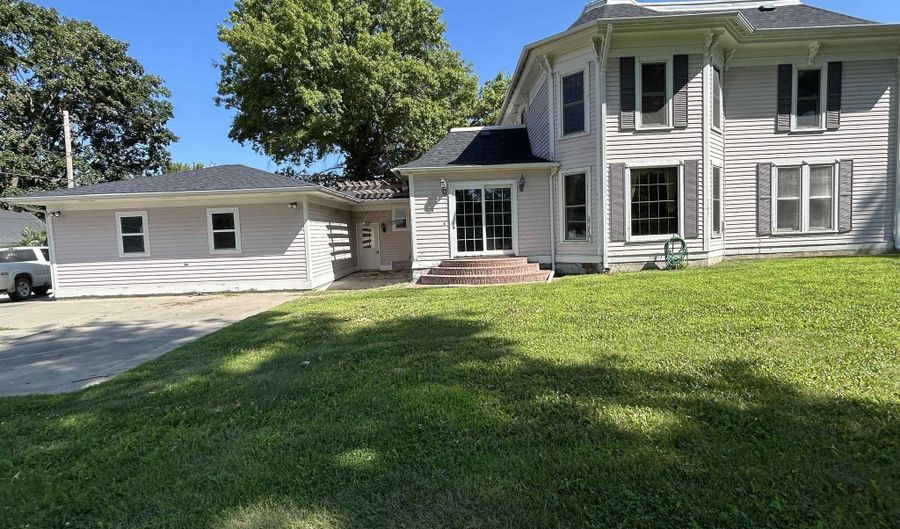 911 Pine St, Atlantic, IA 50022 - 4 Beds, 2 Bath