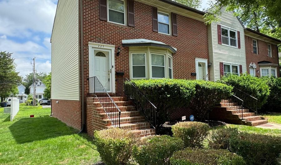 225 N NEW St, Dover, DE 19904 - 3 Beds, 2 Bath