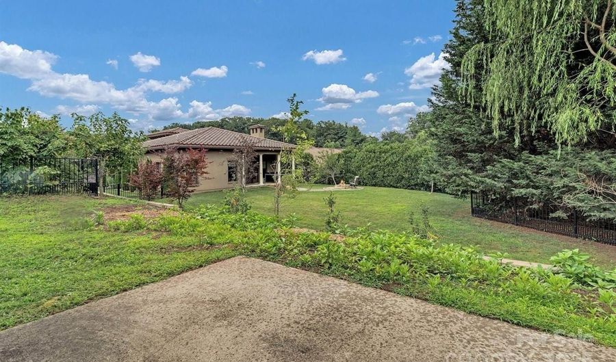 44 Pacifico Dr, Asheville, NC 28806 - 3 Beds, 2 Bath