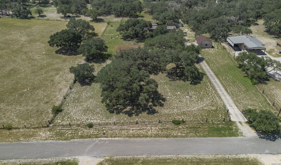 138 BIG OAK Dr, Adkins, TX 78101 - 3 Beds, 2 Bath
