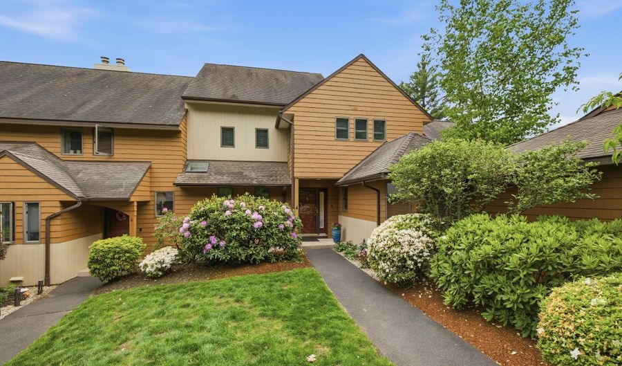 4 Biltmore Park 4, Bloomfield, CT 06002 - 4 Beds, 5 Bath