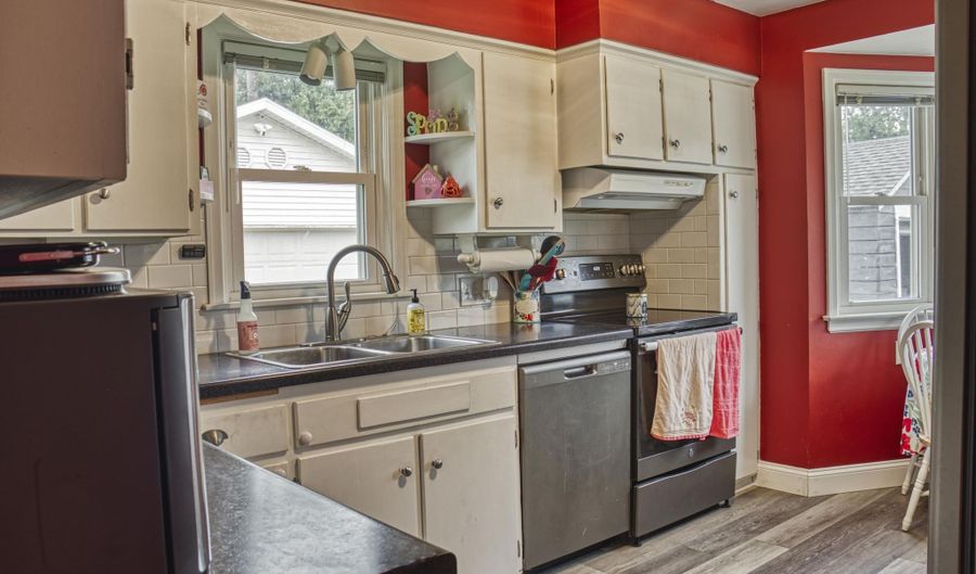 1702 S DOUGLAS St, Appleton, WI 54914 - 3 Beds, 1 Bath