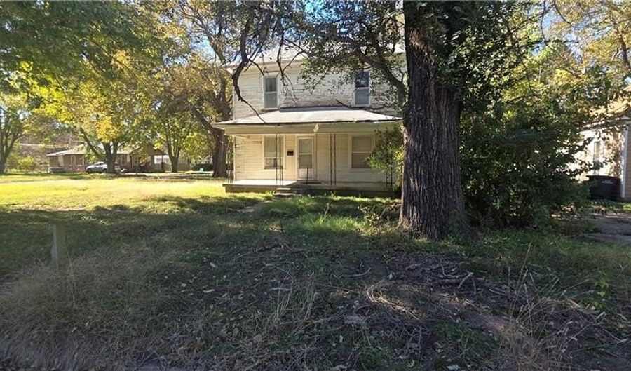 1325 S H St, Arkansas City, KS 67005 - 5 Beds, 1 Bath