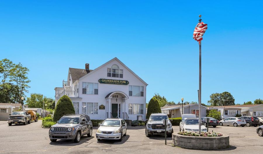 600 Broadway D14, Amityville, NY 11701 - 2 Beds, 1 Bath
