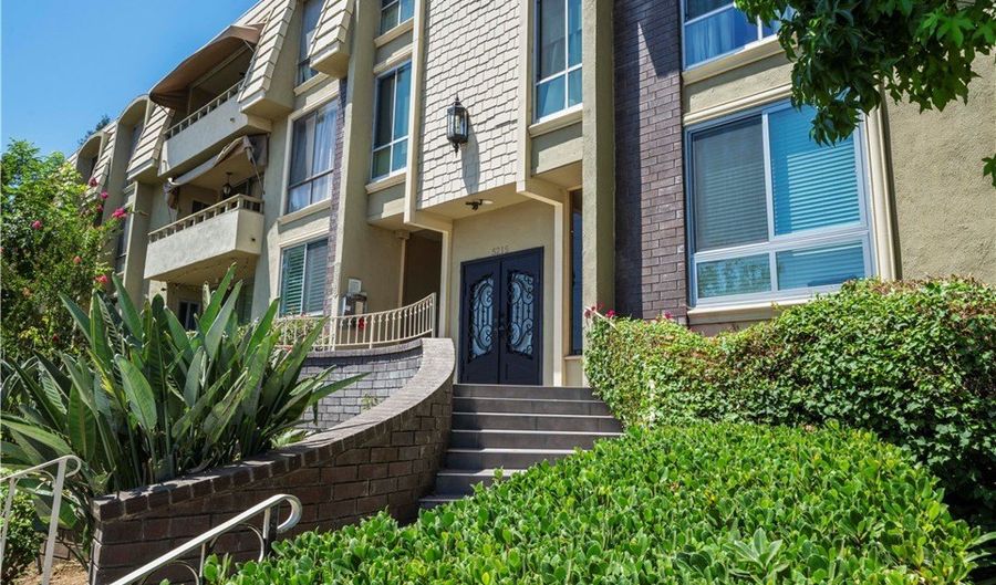 5215 Balboa Blvd 203, Encino, CA 91316 - 2 Beds, 2 Bath