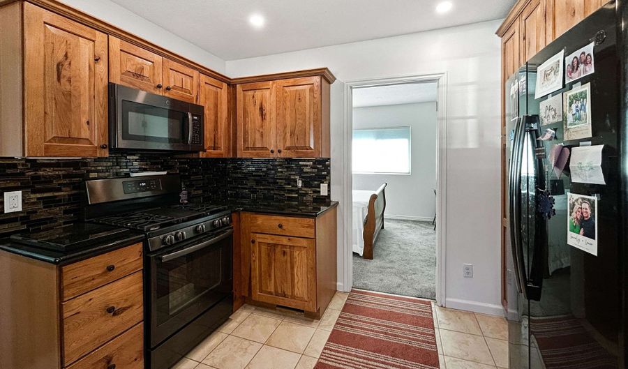 410 N Front St, Arimo, ID 83214 - 2 Beds, 2 Bath