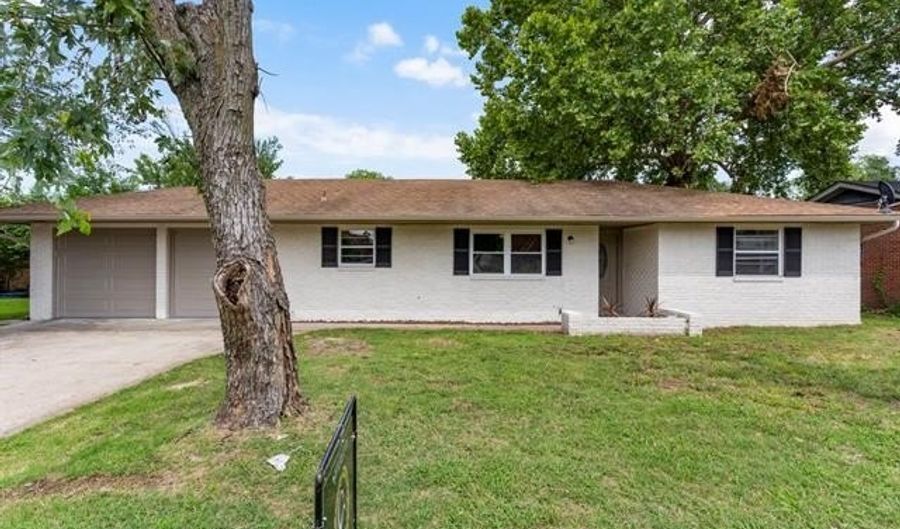 1706 S Madison Blvd, Bartlesville, OK 74006 - 4 Beds, 2 Bath