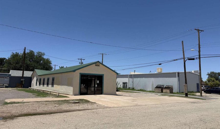 106 S Sixth St, Artesia, NM 88210 - 3 Beds, 2 Bath