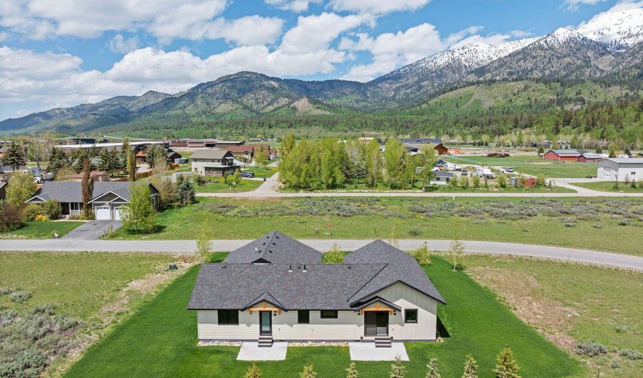 185 COLUMBINE St, Alpine, WY 83128 - 3 Beds, 2 Bath