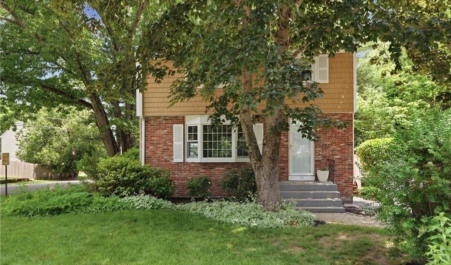 10 Sprague St, Cumberland, RI 02864 - 3 Beds, 2 Bath