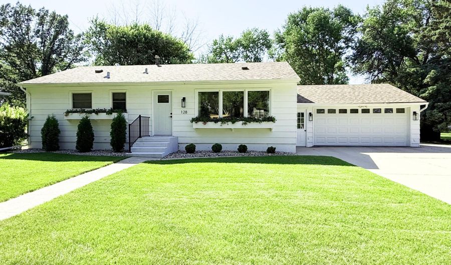128 Elizabeth Dr, Aberdeen, SD 57401 - 5 Beds, 2 Bath