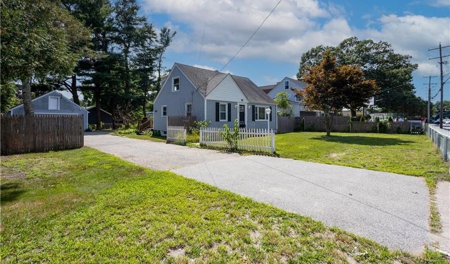 2540 W Shore Rd, Warwick, RI 02889 - 3 Beds, 2 Bath