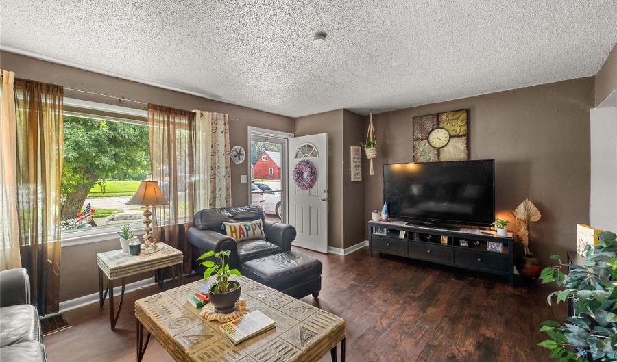 7206 SW 14th St, Des Moines, IA 50315 - 4 Beds, 1 Bath