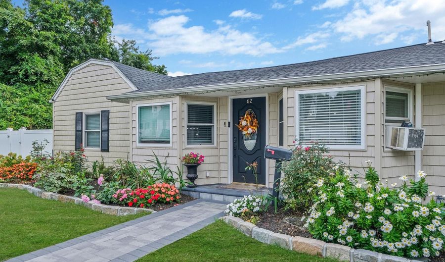 62 Bayside Ave, Amity Harbor, NY 11701 - 4 Beds, 4 Bath