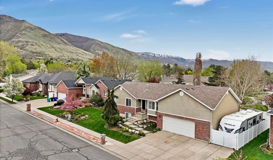147 W 925 N, Centerville, UT 84014 - 5 Beds, 2 Bath