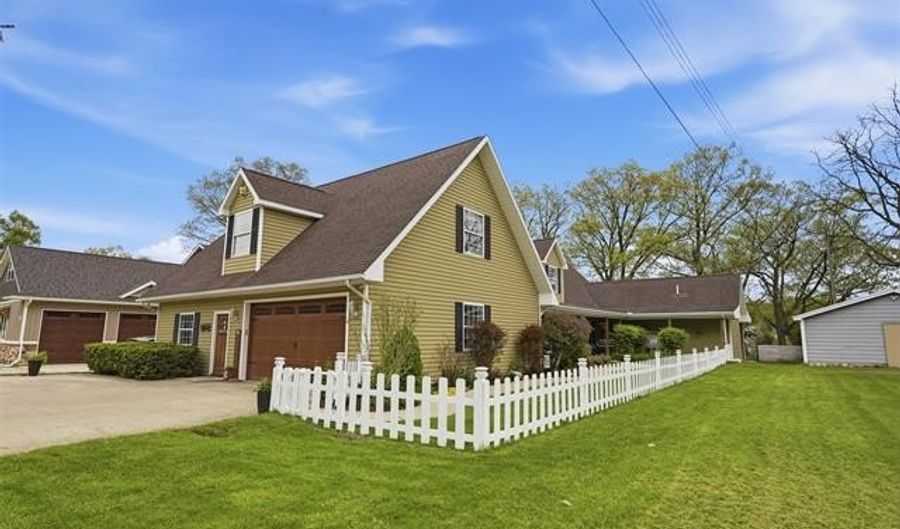 16263 S Seymour Rd, Argentine, MI 48451 - 5 Beds, 5 Bath
