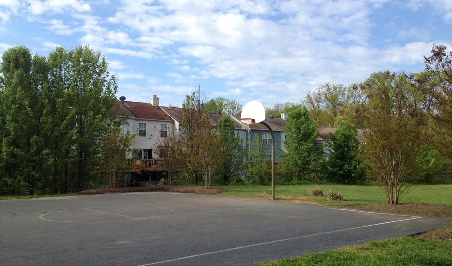 6609 MORNING VIEW Ct, Alexandria, VA 22315 - 2 Beds, 2 Bath