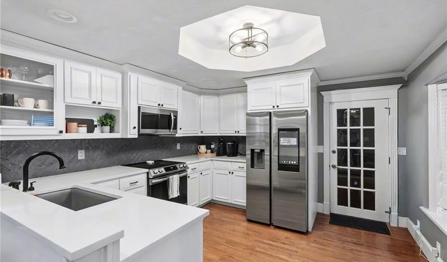 72 E 1600 Rd, Baldwin City, KS 66006 - 3 Beds, 1 Bath