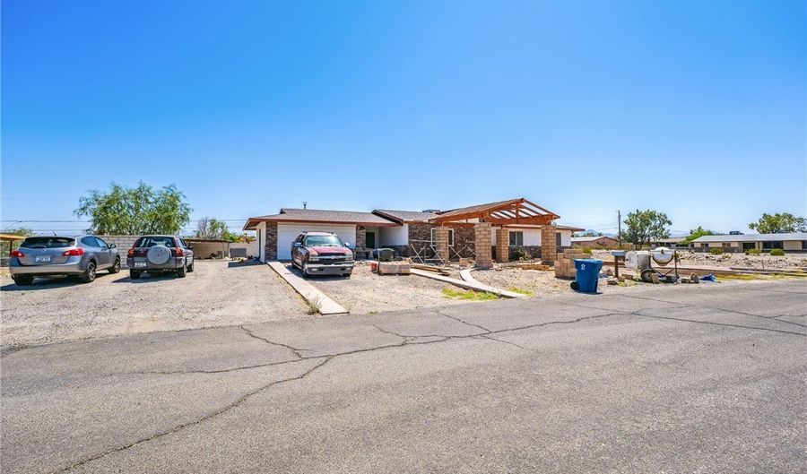 2332 Hummingbird Ln, Bullhead City, AZ 86442 - 4 Beds, 3 Bath