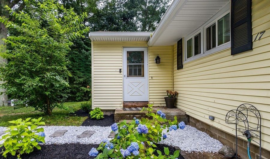 17 Pine St, Bellingham, MA 02019 - 2 Beds, 1 Bath