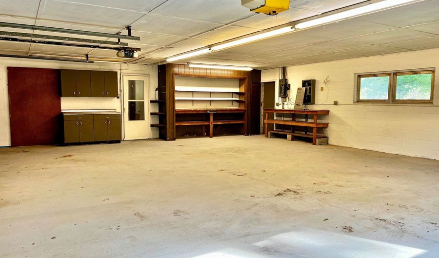 1047 Oak Dr, Altoona, WI 54720 - 3 Beds, 2 Bath