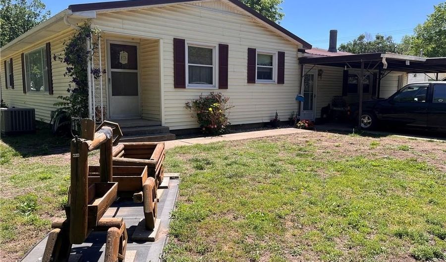 301 S High School Ave, Altamont, KS 67330 - 4 Beds, 2 Bath