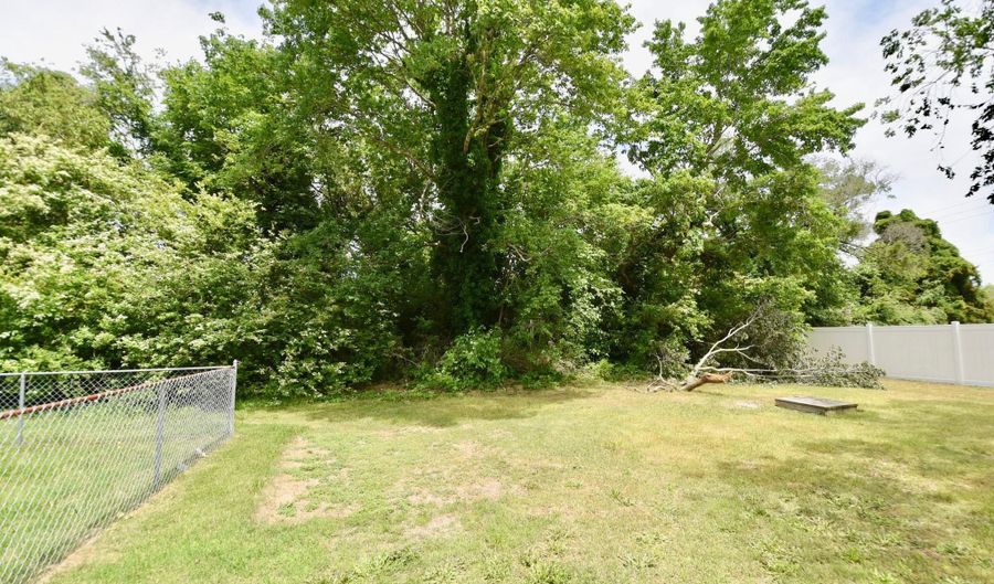 10169 LOCUST St, Laurel, DE 19956 - 2 Beds, 1 Bath