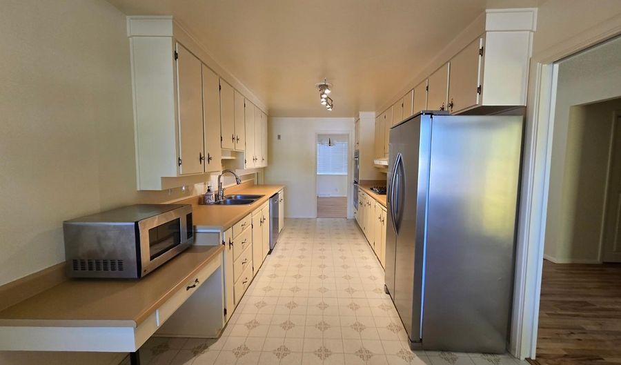 3208 Texas St NE, Albuquerque, NM 87110 - 4 Beds, 3 Bath